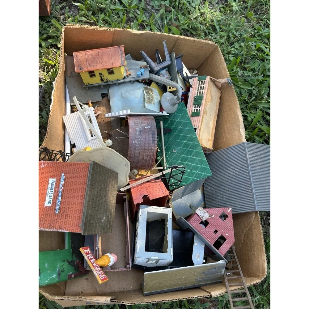 Vintage HO Scale Model Buildings Bridges Lot Plasticville Lionel Bachmann Etc